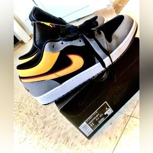 Air Jordan 1 Low SE men’s size 11 black/vivid orange-LT-graphite noir